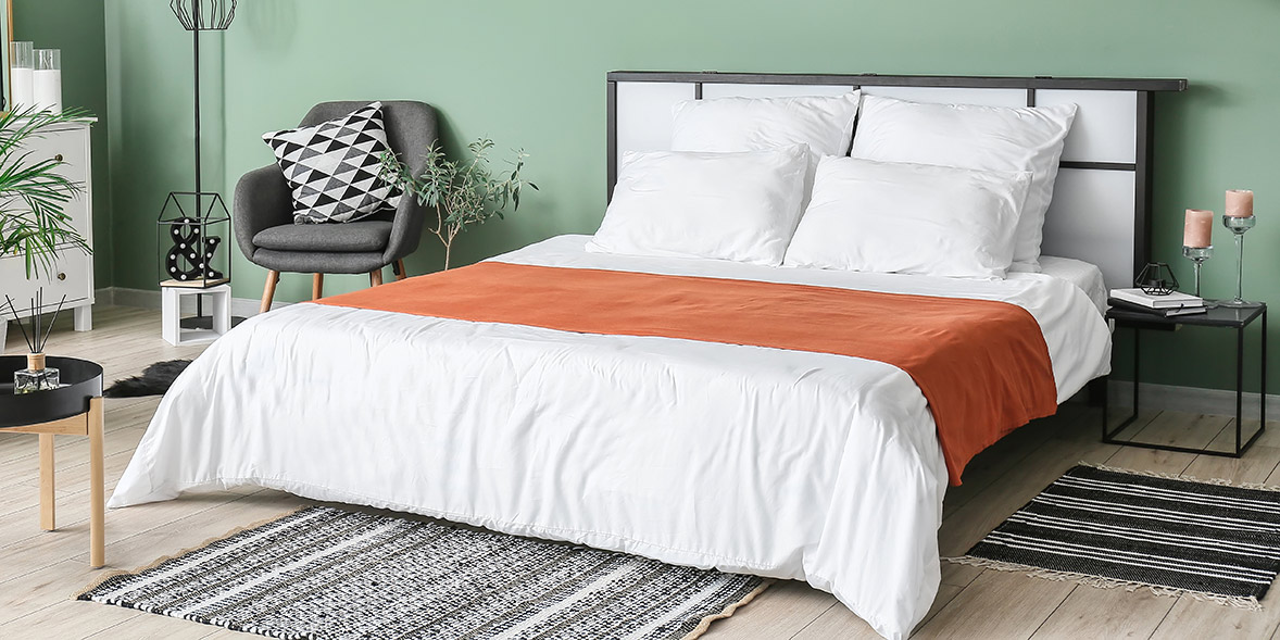 Double bed in bedroom