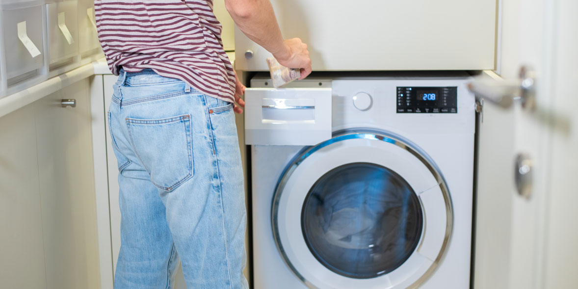Filling an integrated washing machine