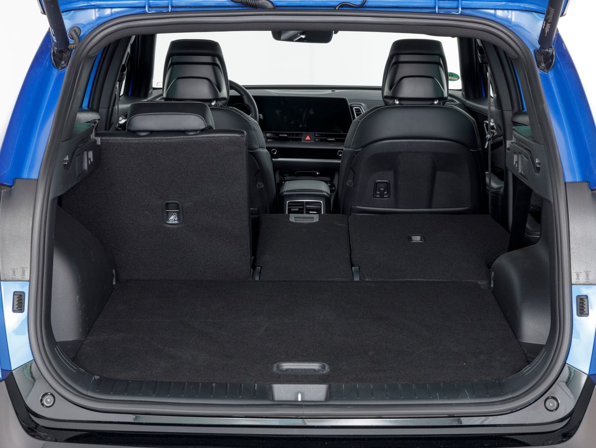 Kia Sportage (boot open, seats down)