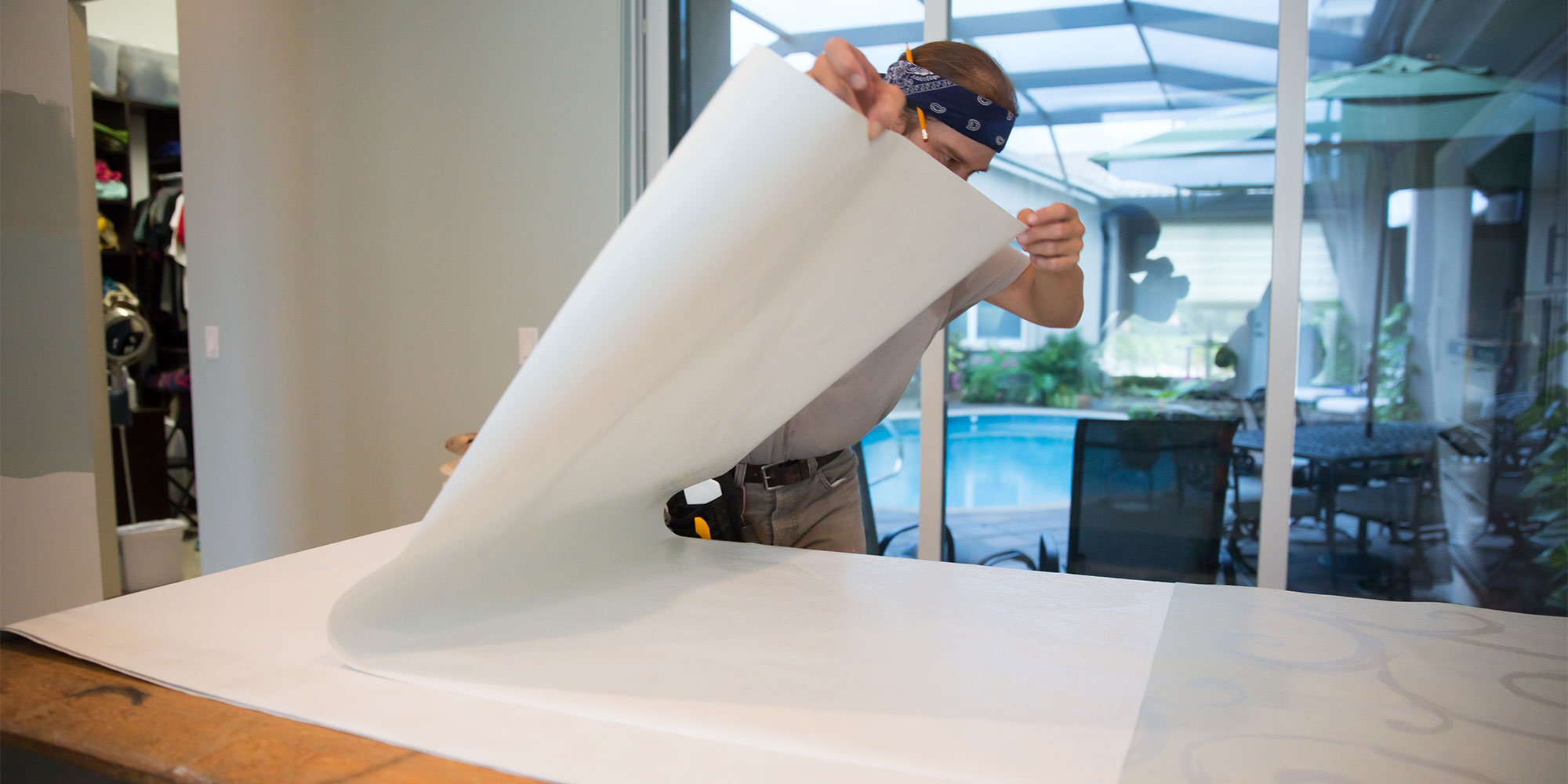 Folding and pasting wallpaper