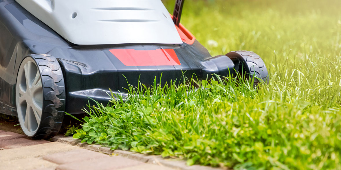 Lawn mower cutting edge of lawn